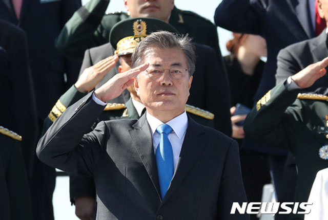 ▲ 2017년 9월 28일 경기 평택시 해군 2함대 사령부에서 열린 국군의 날 행사에서 경례하는 문재인 대통령. ⓒ뉴시스. 무단전재 및 재배포 금지.