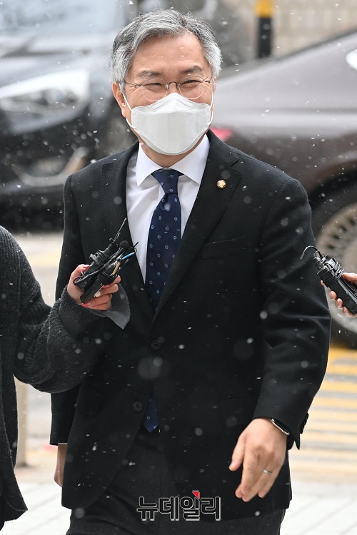 ▲ 최강욱 열린민주당 대표가 지난해 1월 서울 서초구 서울중앙지법에서 열린 1심 선고공판에 출석하고 있다. 최 대표는 변호사 시절 조국 전 법무부 장관 아들에게 로펌 인턴증명서를 허위 발급한 혐의를 받고 있다. ⓒ뉴데일리DB