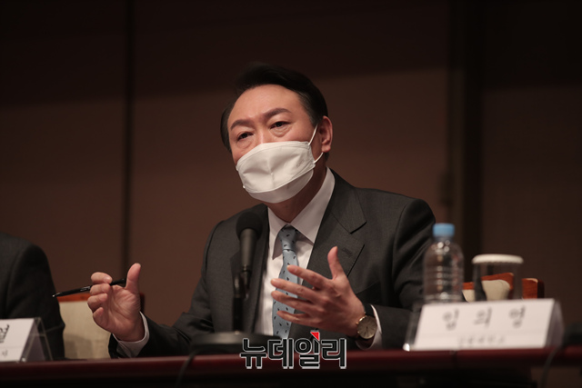 ▲ 윤석열 국민의힘 대선후보가 13일 오전 서울 중구 프레스센터에서 열린 한국행정학회·한국정책학회 주최 대통령선거 후보자초청 대토론회에서 참석자의 질문에 답변하고 있다.ⓒ이종현 기자(사진=윤석열 캠프)