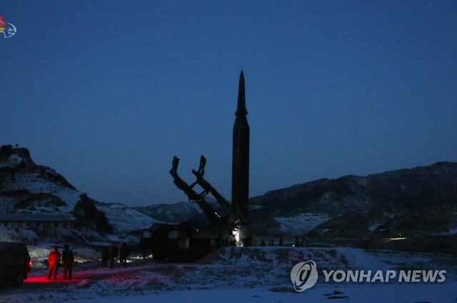 ▲ 지난 11일 북한에서 극초음속미사일 발사를 준비하는 현장을 조선중앙TV가 12일 보도했다. 발사 장소는 자강도로 알려졌다. [조선중앙TV 화면] ⓒ연합뉴스