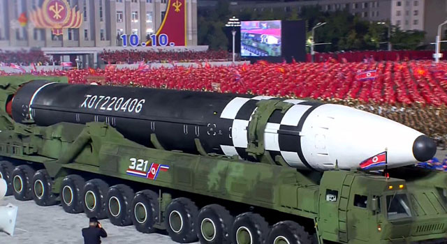 ▲ 2020년 10월 10일 북한 노동당 창건 75주년 기념열병식에 처음 등장한 신형 대륙간탄도미사일(ICBM) '화성-16형'. 무게가 100톤에 육박할 것이라는 추정이 나왔다. ⓒ연합뉴스. 무단전재 및 재배포 금지.