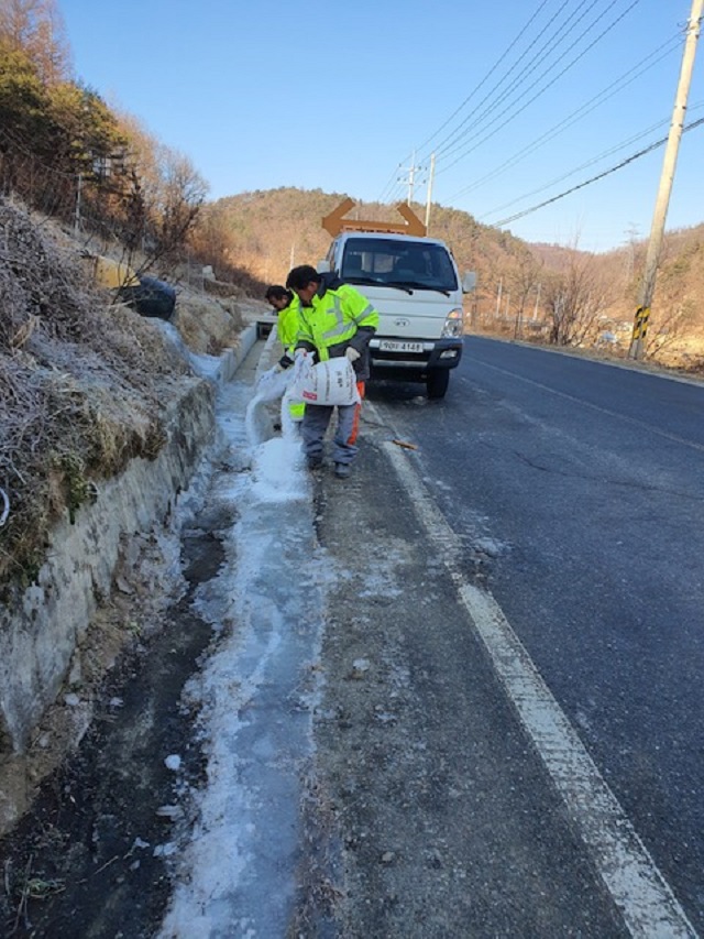 ▲ 봉화군은 오는 21일까지 설맞이 주요도로 일제정비를 한다.ⓒ봉화군