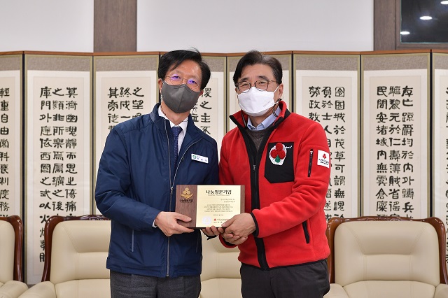 ▲ 왼쪽부터 월성본부 원흥대 본부장, 전우헌 경북사회복지공동모금회장.ⓒ월성본부