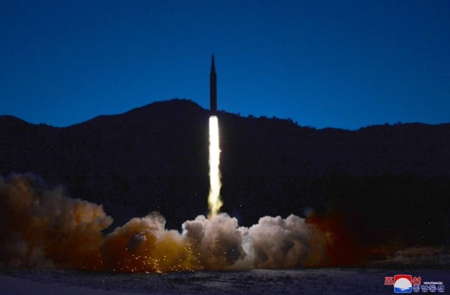▲ 북한이 공개한, 지난 11일 극초음속 미사일 시험발사 장면. ⓒ연합뉴스. 무단전재 및 재배포 금지.