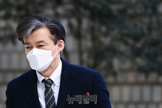 ▲ 조국 전 법무부 장관이 14일 오전 서울 서초구 서울중앙지법에서 열린 공판에 출석하고 있다. ⓒ강민석 기자