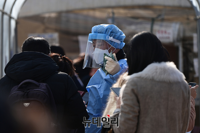 ▲ 지난 12일 오후 서울 용산역 임시선별검사소에서 시민들이 검체검사를 받고 있다. ⓒ강민석 기자