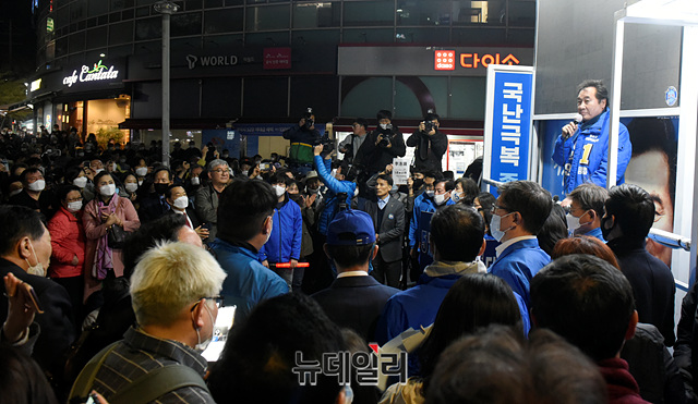 ▲ 제21대 국회의원선거(이하 총선)를 하루 앞둔 2020년 4월 14일, 당시 더불어민주당 서울 종로구 국회의원 후보였던 이낙연 더불어민주당 전 대표가 서울 종로구 동묘앞역 인근에서 시민들에게 지지를 호소하고 있다. 당시 당선의 기쁨을 맛봤던 이낙연 전 대표는 지난해 9월 대선 경선에 집중하겠다는 이유로 국회의원직을 사퇴했다. ⓒ뉴데일리DB