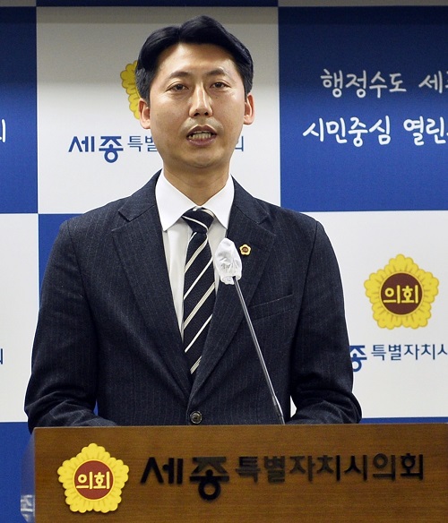 ▲ 이태환 세종시의회 의장이 14일 오후 청사 회의실에서 비대면 언론 브리핑을 하고 있다.ⓒ세종시의회
