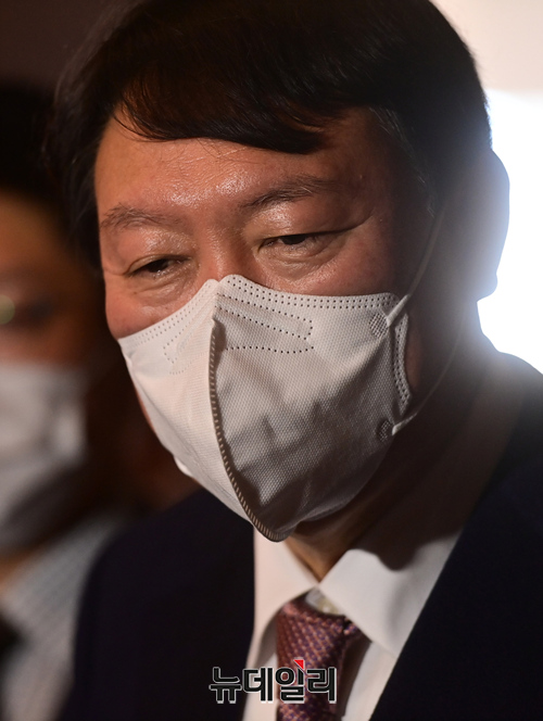 ▲ 윤석열 국민의힘 대통령후보가 '수능 응시수수료·대학 입학전형료에 대한 세액공제 적용'과 '영문 PCR(유전자증폭검사) 확인서 보건소 발급' 등 생활 밀착형 공약을 잇따라 내놨다. 윤 후보 자료사진. ⓒ정상윤 기자