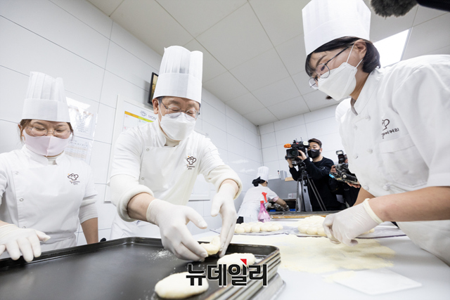 14일 이재명 더불어민주당 대선 후보가 인천 중구 꿈베이커리를 방문해 빵 만들기를 체험하고 있다. ⓒ뉴데일리(사진=이재명 캠프)