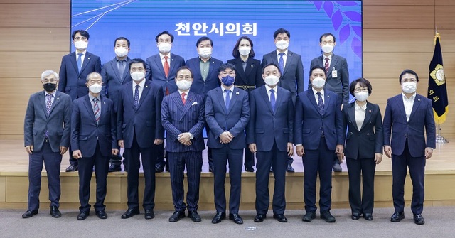 ▲ 충남시군의장협의회는 14일 천안시청에서 2022년 첫 정례회를 열었다. 이날 정례회에서 황천순 시군의장협의회장과 시군의장, 박상돈 천안시장이 기념촬영을 하고 있다.ⓒ천안시의회