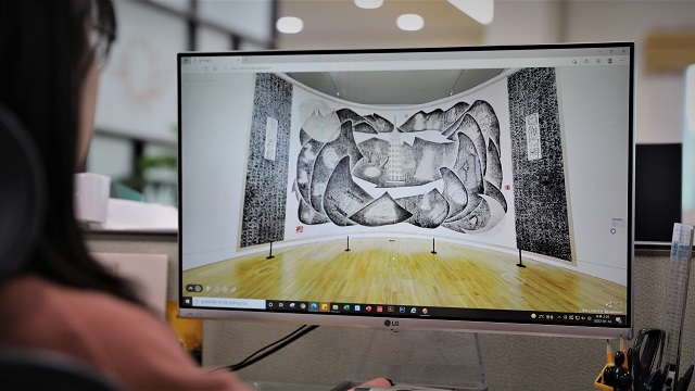 ▲ 관객들이 솔거미술관 VR전시관을 통해 박대성 화백의 ‘몽유 신라도원도’를 관람하고 있다.ⓒ경주엑스포