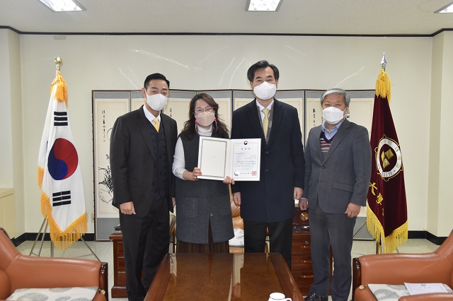 ▲ 위덕대 학생취업팀 백우령선생이 진로교육 유공자 교육부 장관상을 수상했다.ⓒ위덕대