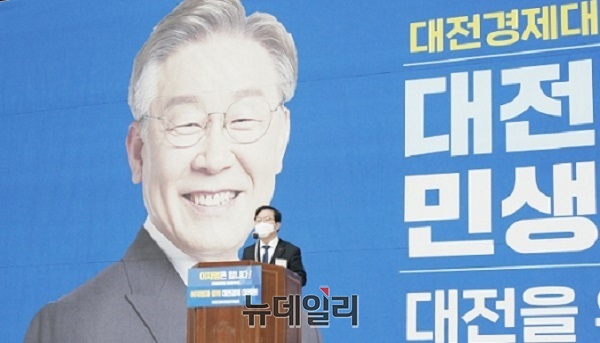 ▲ 장종태 상임위원장이 인사말에서 백의종군을 통해 민주정권을 재창출하겠다며 연설하고 있다.ⓒ김경태 기자