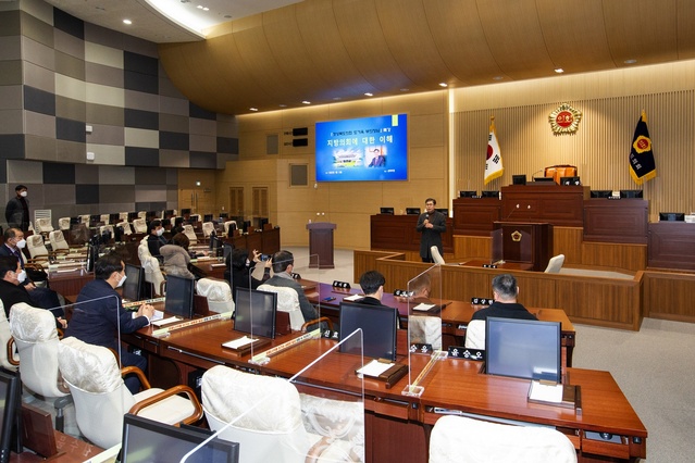 ▲ 경상북도의회 도기욱 부의장은 1월 13일 경상북도의회 세미나실에서 지방선거출마 희망자를 비롯한 정치지망생인 제2기 영남일보 지방아카데미 회원 30여 명을 대상으로 특강을 진행했다.ⓒ경북도의회