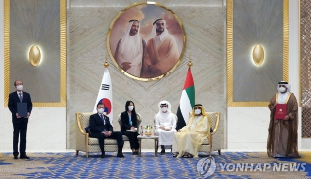 ▲ 문재인 대통령과 셰이크 무함마드 빈 라시드 알막툼 UAE 총리 겸 두바이 군주가 16일 현지시간 두바이 엑스포 리더십관에서 열린 천궁-Ⅱ 사업계획서 교환 모습을 지켜본 뒤 기념촬영을 하고 있다. 왼쪽부터 김지찬 LIG 넥스원 대표, 문재인 대통령, 알막툼 UAE 총리, 무암마르 아부셰하브 UAE 타와준(TTI) 사장. 
ⓒ연합뉴스