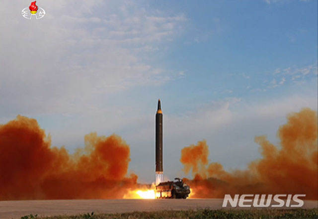 ▲ 2017년 9월 북한이 중거리 탄도미사일(IRBM) '화성-12형' 시험발사를 했을 때 모습. 이곳이 평양 인근에 있는 순안비행장이다. ⓒ뉴시스. 무단전재 및 재배포 금지.