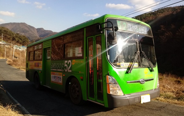 ▲ 대전 동구가 무료로 운영중인  아름다운 복지관 셔틀버스.ⓒ대전 동구