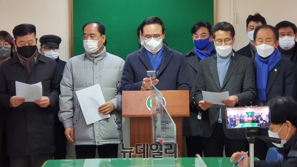 ▲ 민주당 충주지역위는 17일 충주시청 브리핑룸에서 충주 라이트월드 관련 기자회견을 열었다.ⓒ뉴데일리 D/B