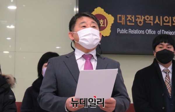 ▲ 서철모 전 대전시 행정부시장이 17일 대전시의회에서 국민의 힘 소속 대전 서구청장 출마를 선언하고 있다.ⓒ김경태 기자