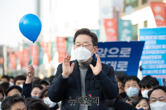 ▲ 이재명 더불어민주당 대선후보가 지난 16일 오후 강원 강릉시 중앙시장을 방문해 시민들과 인사를 나누고 있다. 이재명 후보 자료사진. ⓒ강민석 기자(사진=이재명 캠프)