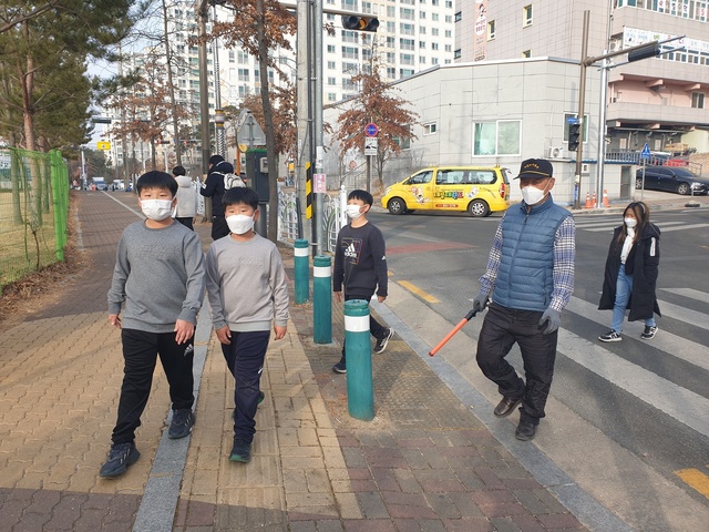 ▲ 경북교육청은 학생 안전사고 예방 및 안전하고 믿음직한 학교 환경 조성을 위해 신학기부터 초·중·고·특수학교 827교에 ‘배움터지킴이 자원봉사자’ 1116명을 배치한다고 17일 밝혔다.ⓒ경북교육청