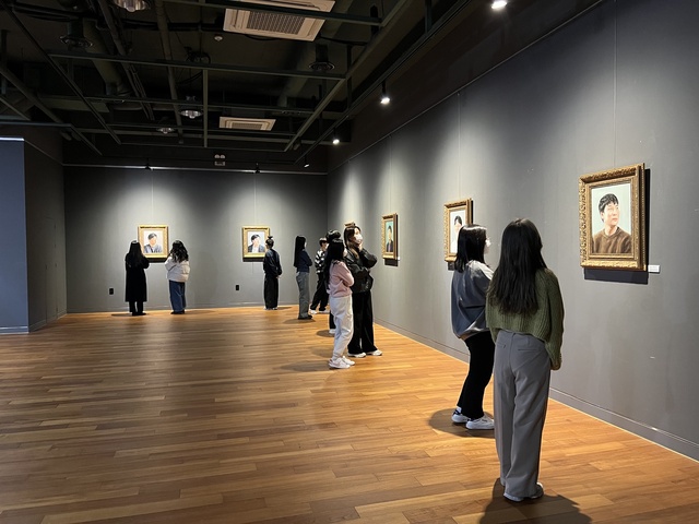 ▲ 계명대(총장 신일희)가 함께 산학협력을 추진하고 있는 가족회사의 임원들 인물화 특별전을 열어 화제다.ⓒ계명대