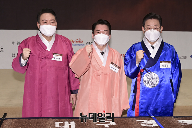 ▲ 윤석열 국민의힘 대통령후보가 이재명 더불어민주당 대통령후보를 오차범위 내에서 앞섰다는 여론조사 결과가 연이어 나왔다. 윤석열 후보는 이전 조사 대비 지지율이 올랐지만, 야권 단일 후보를 가정한 가상 대결에서는 안철수 후보가 경쟁력이 더 있는 것으로 나타났다. 지난 17일 오후 서울 중구 프레스센터에서 진행된 2022 재경 대구경북인 신년교례회에서 떡 케이크 커팅식을 마치고 기념촬영을 하고 있는 (좌부터) 윤석열 후보, 안철수 후보, 이재명 후보 자료사진. ⓒ강민석 기자