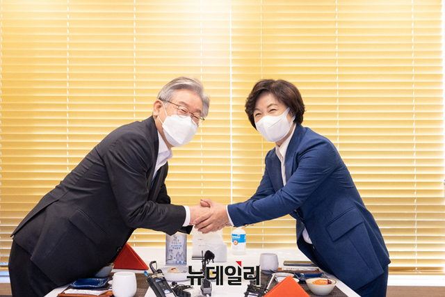 ▲ 이재명 더불어민주당 대선 후보(왼쪽)가 지난해 10월27일 정오 서울 여의도의 한 식당에서 추미애 전 법무부 장관과 오찬 회동을 갖고 있다.ⓒ정상윤 기자(사진=이재명 캠프)