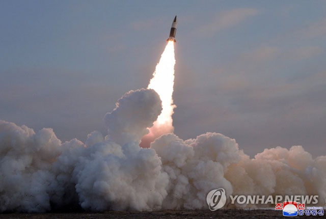 ▲ 북한은 지난 17일 평양인근 순안비행장에서 전술유도탄 검수시험발사를 실시했다고 밝혔다. ⓒ연합뉴스. 무단전재 및 재배포 금지.
