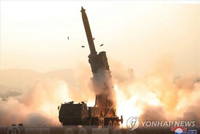 ▲ 2019년 10월 말 북한이 쏜 초대형 방사포. 미군 측은 여기에 KN-25라는 명칭을 붙였다. ⓒ연합뉴스. 무단전재 및 재배포 금지.
