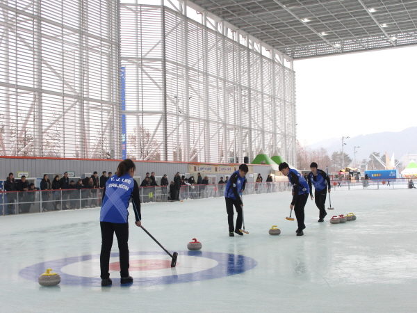 ▲ 대전 엑스포시민광장 야외스케이트장에 설치된 컬링교실.ⓒ대전관광공사