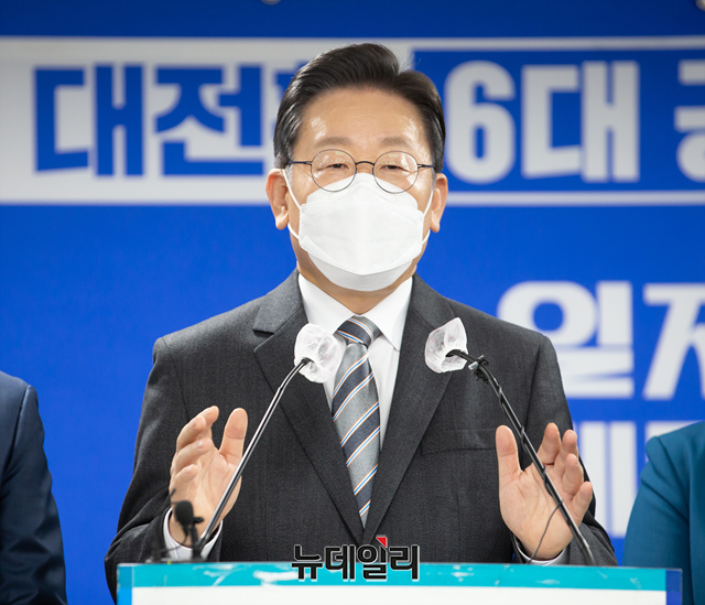 ▲ 이재명 더불어민주당 대선후보가 18일 서울 여의도 민주당사에서 일자리 대전환 6대 공약을 발표하고 있다. ⓒ이종현 기자