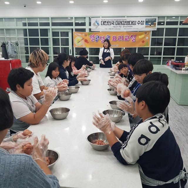 ▲ 달성군(군수 김문오)이 올해 아동과 가족의 건강하고 행복한 삶 지원을 위한 다양한 아동복지시책을 마련해 추진키로 하고 전년도 대비 10% 증가한 320억의 예산을 투입하여 아동양육지원과 취약계층 아동 통합 서비스 지원에 나선다.ⓒ달성군