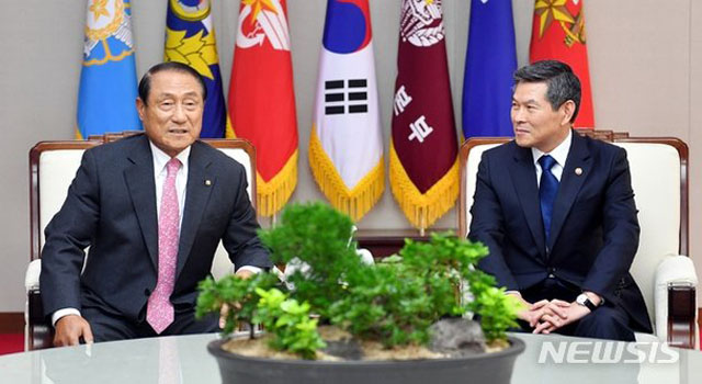 ▲ 평양 남북군사합의 직후인 2018년 10월 김진호 향군회장이 정경두 당시 국방장관을 만나 
