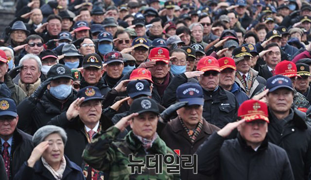 ▲ 2016년 2월 서울역 광장에 모여 북한의 장거리 미사일 발사와 핵실험을 규탄하는 향군 회원들. 북한은 2016년 1월 핵실험을, 2월에는 장거리 탄도미사일을 '우주발사체'라고 우기며 쏘았다. ⓒ뉴데일리 DB.