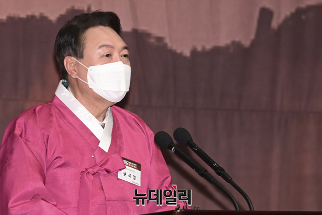 ▲ 윤석열 국민의힘 대선후보가 지난 17일 오후 서울 중구 프레스센터에서 진행된 2022 재경 대구경북인 신년교례회에서 신년사를 하고 있다.ⓒ강민석 기자