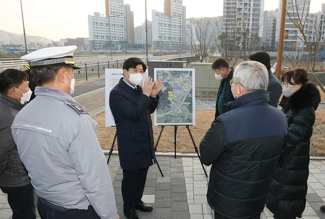 ▲ 이춘희 세종시장이 19일 4-2생활권 오롯2교 등 교통현장 점검하고 있다.ⓒ세종시