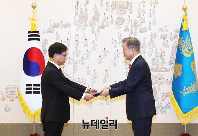 ▲ 문재인 대통령이 친여(親與) 성향으로 알려진 조해주 중앙선거관리위원회 상임위원의 사표를 반려한 것으로 19일 전해졌다. 지난 2019년 1월 조해주(좌) 상임위원에게 임명장을 건네는 문재인(우) 대통령 자료사진. ⓒ뉴데일리 DB