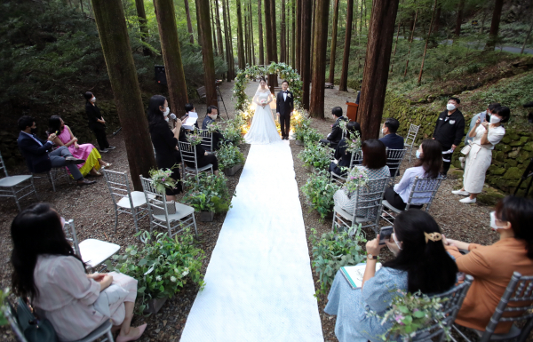 ▲ 2021년 서구 장태산자연휴양림에서 열린 ‘사랑의 결실, 작은 결혼식(1호 커플).ⓒ대전 서구