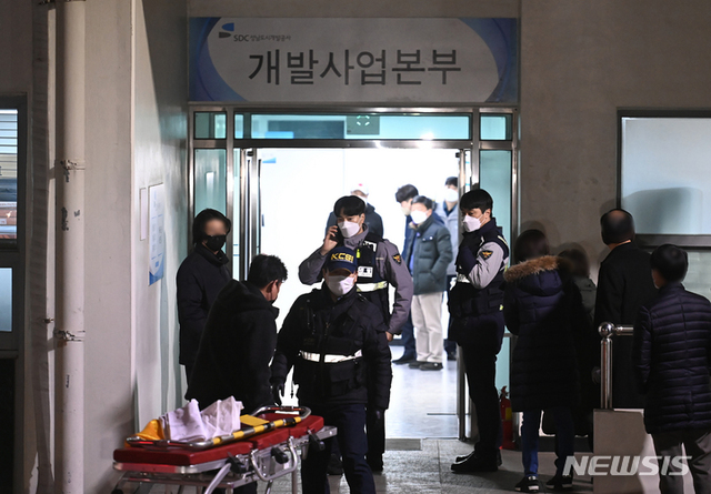 ▲ 김문기 성남도시개발공사 개발1처장이 숨진 채 발견된 지난해 12월 21일 오후 경기도 성남도시개발공사 개발사업본부에서 경찰이 현장감식을 하고 있다. ⓒ뉴시스