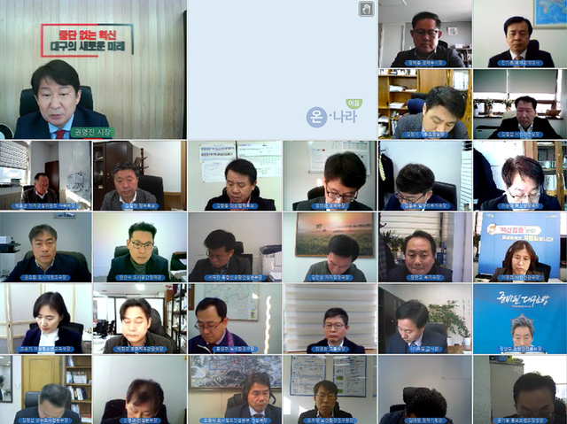 ▲ 권영진 대구시장은 1월 19일 오전 9시 영상회의로 열린 간부회의에서 “우리가 예상했던 대로 오미크론 변이가 빠르게 확산되고 우세종화 가능성이 높은 만큼 병상문제, 진단검사 역량 강화, 재택치료 시스템 등을 차근차근 준비하고 있다”고 말했다.ⓒ대구시