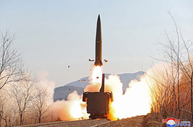 ▲ 북한은 지난 14일 평안북도 피현군에서 열차탑재 탄도미사일 2발을 발사했다. 피현군은 의주에서 20킬로미터 가량 떨어져 있다. ⓒ연합뉴스. 무단전재 및 재배포 금지.