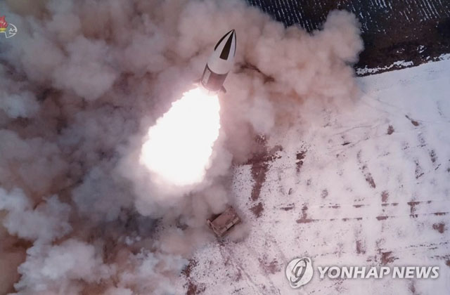 ▲ 북한이 지난 17일 평양인근 순안비행장에서 발사한 전술유도탄(KN-24). 일명 '북한판 에이태킴스'다. ⓒ연합뉴스. 무단전재 및 재배포 금지.