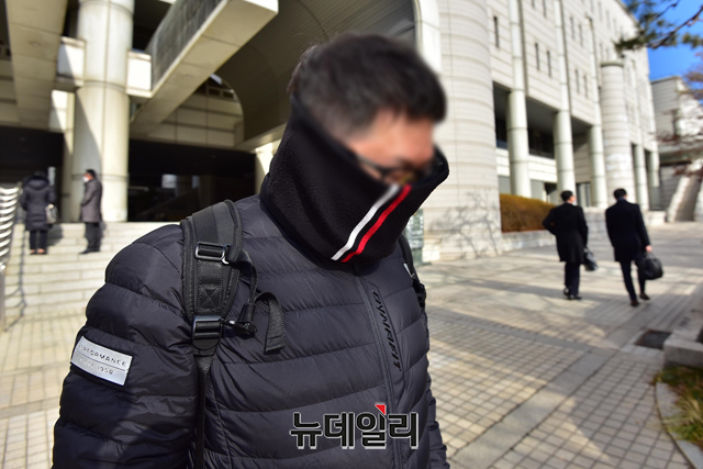 ▲ '대장동 게이트'의 핵심인물인 정영학 회계사가 지난 17일 오후 서울 서초구 중앙지법에서 열린 오전 공판을 마친 직후 법원을 나서고 있다. ⓒ강민석 기자