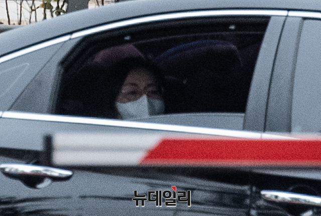 ▲ 은수미 성남시장이 19일 오전 자신의 '뇌물공여·수수 및 직권남용권리행사방해 등 혐의' 재판 참석을 위해 차량을 타고 이동 중인 모습. ⓒ강민석 기자