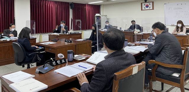 ▲ 19일 열린 충북도의회 제396회 임시회 제1차 건설환경소방위원회 개회 장면.ⓒ충북도의회