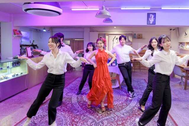 ▲ 앙상블과 함께하는 장면.ⓒ아르뜨락