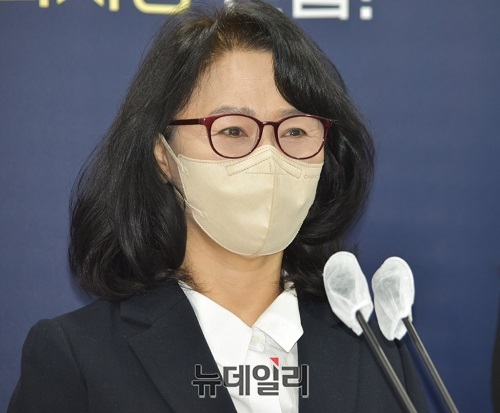 ▲ 박미선 세종시보건환경연구원장이 20일 시청 정음실에서 온라인 비대면 정례브리핑을 하고 있다.ⓒ이길표 기자