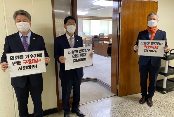▲ 대전 대덕구의회 국민의힘과 무소속 의원들이 지난 19일 본회의장 앞서 성명서를 통해 박정현 대덕구청장의 사죄와 김태성 의장의 사퇴를 촉구하고 나섰다.ⓒ김수연 예산결산 특별위원장